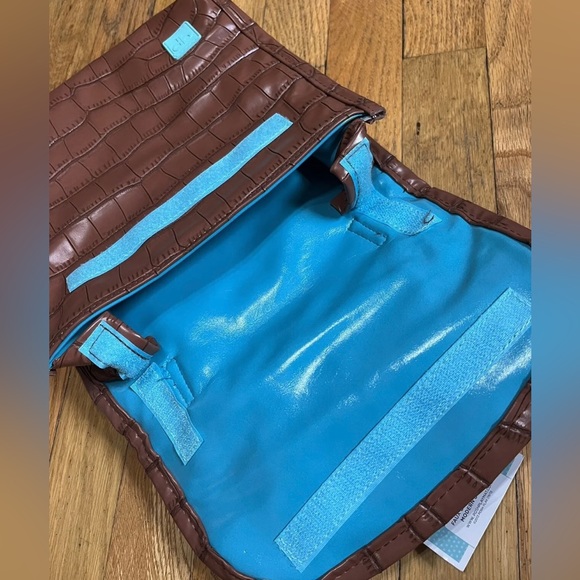 Posh Play Faux Leather Retile Baby Bib and Pouch Brown Wipeable NEW - Picture 6 of 8